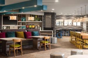 restauracja ze stołami i krzesłami oraz bar w obiekcie Home2 Suites By Hilton Bend, Or w mieście Bend