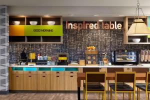 Home2 Suites By Hilton Bend, Or的厨房或小厨房