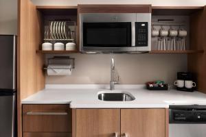 Home2 Suites By Hilton Bend, Or的厨房或小厨房