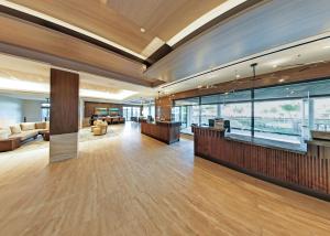 een grote lobby met een wachtruimte met banken bij Hilton Grand Vacations Club Maui Bay Villas in Kihei