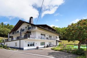 un gran edificio blanco con chimenea en Haus Fritz en Wittenschwand