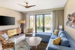 TV a/nebo společenská místnost v ubytování Hilton Grand Vacations Club Maui Bay Villas