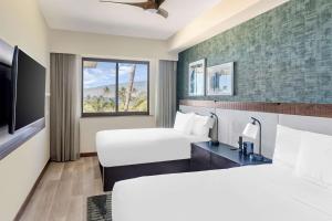 Postel nebo postele na pokoji v ubytování Hilton Grand Vacations Club Maui Bay Villas