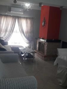 - un salon avec un canapé et une cheminée dans l'établissement Deluxe Sophia`s Penthouse Apartment, à Karpathos