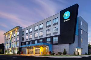 Un edificio iluminado con el cartel de Thejit. en Tru by Hilton Lithia Springs, GA en Lithia Springs