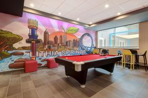una mesa de billar en una habitación con un mural en Tru by Hilton Lithia Springs, GA en Lithia Springs