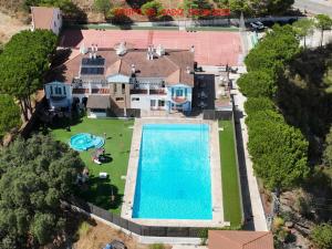 an aerial view of a house with a swimming pool at La Fuentecilla in Algatocín