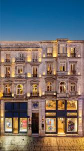 een groot gebouw met lichten aan de zijkant bij Mr Cas Hotels Taksim - Special Category in Istanbul