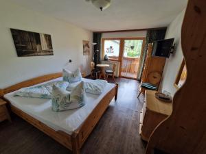 ein Schlafzimmer mit einem Bett mit Kissen darauf in der Unterkunft Gästehaus Schoeneweiß in Ehrwald