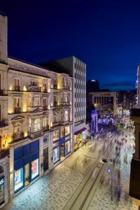 伊斯坦堡的住宿－Mr Cas Hotels Taksim - Special Category，享有夜间城市街道的景色