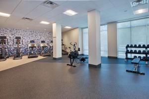 - une salle de sport avec des tapis de course et des équipements d'exercice dans un bâtiment dans l'établissement Homewood Suites By Hilton Columbus Easton, Oh, à Columbus