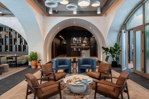 The Westley Calgary Downtown, Tapestry Collection By Hilton的休息区