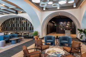 The Westley Calgary Downtown, Tapestry Collection By Hilton的休息区