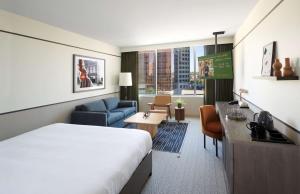 The Westley Calgary Downtown, Tapestry Collection By Hilton客房内的一张或多张床位