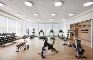 The Westley Calgary Downtown, Tapestry Collection By Hilton的健身中心和/或健身设施