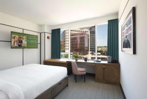 The Westley Calgary Downtown, Tapestry Collection By Hilton客房内的一张或多张床位