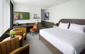 The Westley Calgary Downtown, Tapestry Collection By Hilton客房内的一张或多张床位