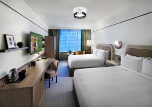 The Westley Calgary Downtown, Tapestry Collection By Hilton客房内的一张或多张床位