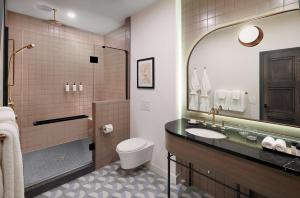The Westley Calgary Downtown, Tapestry Collection By Hilton的一间浴室