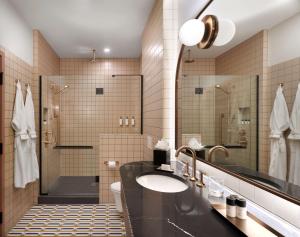 The Westley Calgary Downtown, Tapestry Collection By Hilton的一间浴室