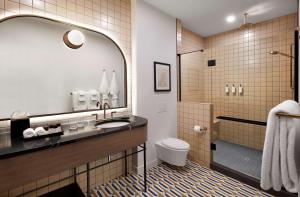The Westley Calgary Downtown, Tapestry Collection By Hilton的一间浴室