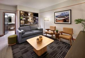Ruang duduk di The Westley Calgary Downtown, Tapestry Collection By Hilton
