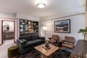 The Westley Calgary Downtown, Tapestry Collection By Hilton的休息区