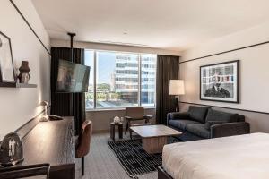 The Westley Calgary Downtown, Tapestry Collection By Hilton的电视和/或娱乐中心