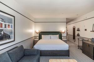 The Westley Calgary Downtown, Tapestry Collection By Hilton客房内的一张或多张床位