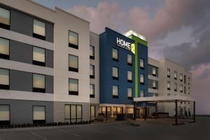 um grande edifício com uma placa de Home Depot em Home2 Suites By Hilton Kenner New Orleans Arpt em Kenner