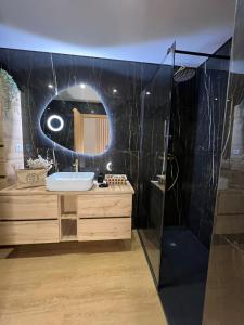 uma casa de banho com um lavatório e um espelho em Coruja’s House AL OPO em Porto