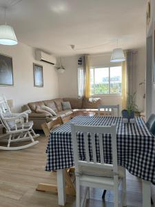 a living room with a table and chairs and a couch at דירה נעימה ומפנקת באזור יפו in Tel Aviv