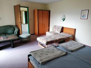 Apartments Rauter في أنينهايم: غرفة معيشة مع سرير وأريكة