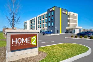 una suite hogareña con letrero Hilton frente a un edificio en Home2 Suites By Hilton Whitestown - Indianapolis Northwest, en Whitestown