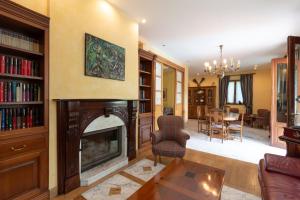a living room with a fireplace and a dining room at Villa Ganbara in Villava