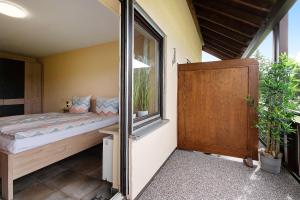 um pequeno quarto com uma cama e uma janela em Ado Ferienwohnung em Grafenhausen