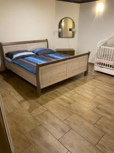 1 dormitorio con 1 cama y suelo de madera en Havlovice, ubytování u dřevěné Lávky, okres Trutnov, 