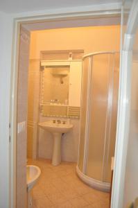 W łazience znajduje się umywalka, prysznic i toaleta. w obiekcie Angelina Antica Dimora w mieście Terracina