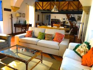 uma sala de estar com um sofá e uma mesa em Casa no Campo T3 e Piscina de PortusAlacer em Portalegre