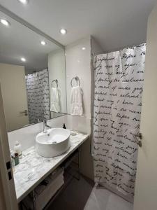 La salle de bains est pourvue d'un lavabo et d'une douche. dans l'établissement Departamento increíble en Av. Libertador, Belgrano, à Buenos Aires