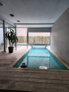 una piscina in una casa con una pianta di Departamento increíble en Av. Libertador, Belgrano a Buenos Aires