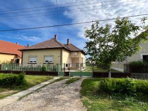 a house with a fence in front of it at AranyLak vendégház in Abádszalók