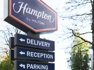 Hampton by Hilton Konstanz的证书、奖牌、标识或其他文件