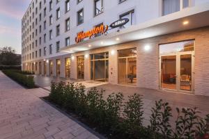 康斯坦茨Hampton by Hilton Konstanz的侧面有标志的建筑物