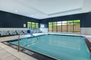una piscina en una habitación con sillas en Hampton Inn & Suites Burlington, Ontario, Canada, en Burlington