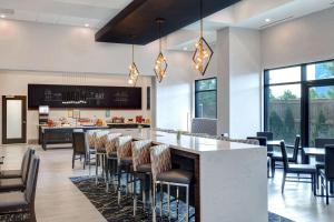 a lobby with a bar with chairs and a kitchen at Hampton Inn & Suites Burlington, Ontario, Canada in Burlington