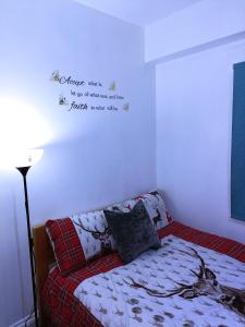 a bedroom with a bed and a sign on the wall at Homestay BedSpace in Birmingham