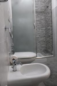 y baño con lavabo blanco y ducha. en Villino Donna Rita, en Lecce