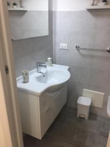 La salle de bains est pourvue d'un lavabo et de toilettes. dans l'établissement Villino Donna Rita, à Lecce