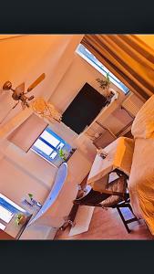 Pokój z sypialnią z łóżkiem i oknami w obiekcie Sucre salé w mieście Beauraing